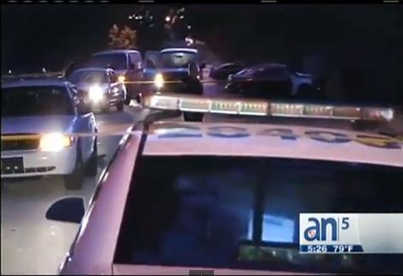 La policía de Miami continúa la búsqueda de dos hombres sospechosos de asaltar a mano armada una casa en el noroeste del Condado.