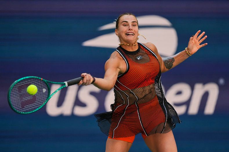 La bielorrusa Aryna Sabalenka devuelve una pelota durante un encuentro de dobles mixtos en el US Open, el martes 25 de agosto de 2026 (AP Foto/Yuki Iwamura)