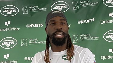 El linebacker C.J. Mosley, de los Jets de Nueva York, habla con reporteros en las instalaciones del equipo en Florham Park, Nueva Jersey, el miércoles 19 de julio de 2023. Los Jets reportaron al campamento de entrenamiento con grandes expectativas y muchas cámaras observando sus movimientos. (AP Foto/Dennis Waszak Jr.)