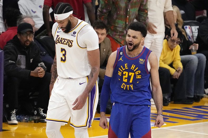 Jamal Murray, base de los Nuggets de Denver, festeja junto a Anthony DAvis, de los Lakers de Los Ángeles, el sábado 20 de mayo de 2023, en el tercer partido de la final de la Conferencia Oeste (AP Foto/Mark J. Terrill)