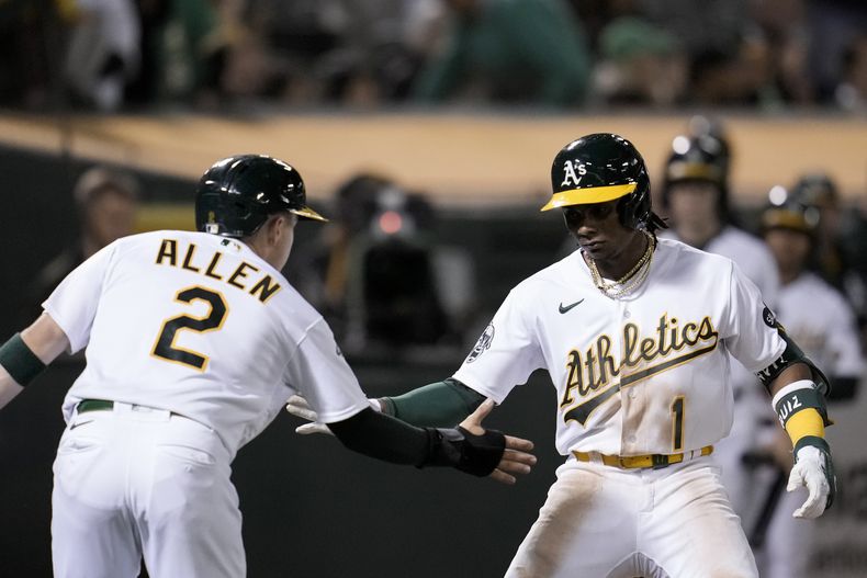 El dominicano Esteury Ruiz, de los Atléticos de Oakland, festeja con Nick Allen luego de batear un jonrón de dos carreras en el duelo ante los Angelinos de Los Ángeles, el viernes 1 de septiembre de 2023 (AP Foto/Godofredo A. Vásquez)