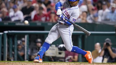 El puertorriqueño Francisco Lindor, de los Mets de Nueva York, conecta un sencillo de tres carreras an el juego ante los Nacionales de Washington, el viernes 12 de mayo de 2023 (AP Foto/Alex Brandon)