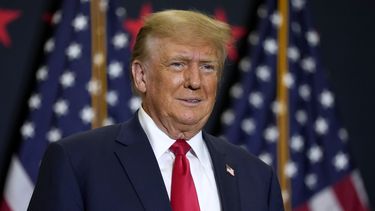 El expresidente Donald Trump habla durante un evento el 19 de diciembre de 2023, en Waterloo, Iowa. (AP Foto/Charlie Neibergall, Archivo)