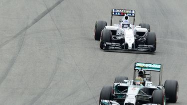 americateve | El piloto de Mercedes Nico Rosberg toma una curva por delante de Valtteri Bottas, de Williams, durante el Gran Premio de Alemania de F&ouml;rmula Uno el domingo, 20 de julio del 2014. (Foto AP/Jens Meyer)