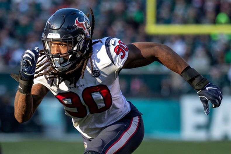ARCHIVO - Jadeveon Clowney, de los Texans de Houston, presiona durante un partido de la NFL en contra de los Eagles de Filadelfia, el 23 de diciembre de 2018, en Filadelfia. (AP Foto/Chris Szagola, Archivo)
