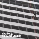 Recién casados celebran lanzándose en rappel desde un edificio en Miami