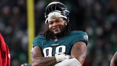 FILE - Jalen Carter (98), tacleador defensivo de los Eagles de Filadelfia, durante un partido de playoffs de la NFL contra los 49ers de San Francisco, el 11 de enero de 2026, en Filadelfia. (AP Foto/Terrance Williams)