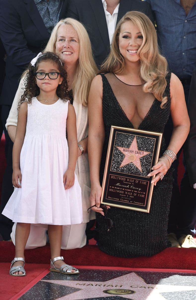 ARCHIVO - Mariah Carey con su madre Patricia y su hija Monroe durante una ceremonia en su honor para develar su estrella en el Paseo de la Fama de Hollywood en Los Ángeles el 5 de agosto de 2015. (Foto Chris Pizzello/Invision/AP, archivo)