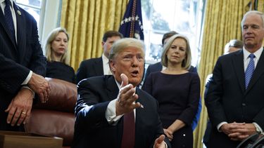 Trump dice que respondió por escrito a preguntas de Mueller