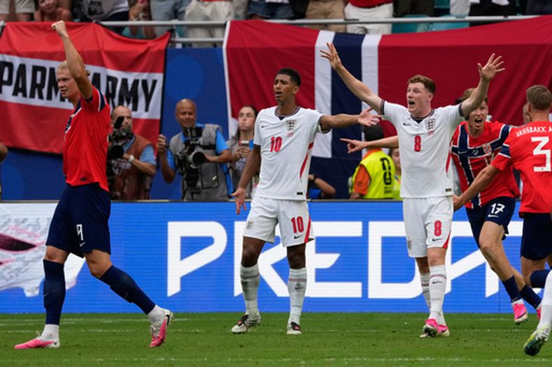 El noruego Erling Haaland (9), y los ingleses Jude Bellingham (10) y Elliot Anderson (8) reaccionan tras el gol del noruego Torbjoern Heggem (17) que fue anulado en los cuartos de final del Mundial, el sábado 11 de julio de 2026, en Miami Gardens, Florida. (AP Foto/Chris Carlson)