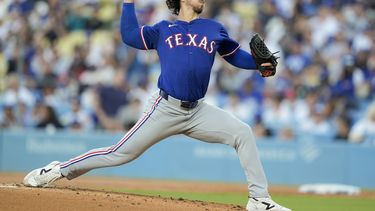 Michael Lorenzen, abridor de los Rangers de Texas, lanza en el juego del jueves 13 de junio de 2024, ante los Dodgers de Los Ángeles (AP Foto/Ryan Sun)
