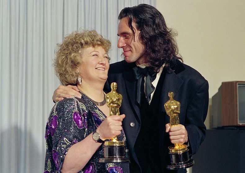 ARCHIVO - Los actores de My Left Foot Brenda Fricker, ganadora del Oscar a la mejor actriz de reparto, y Daniel Day-Lewis, ganador del Oscar al mejor actor, en la 62.ª edición de los premios de la Academia en Los Ángeles, el 26 de marzo de 1990. (Foto AP/Bob Galbraith, archivo)