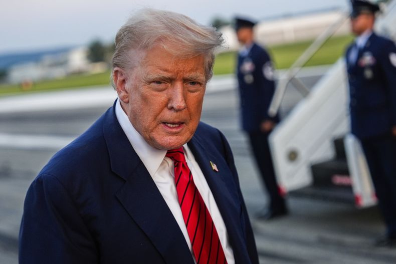 El presidente Donald Trump habla con los reporteros antes de abordar el Air Force One en el Aeropuerto Internacional Lehigh Valley, el domingo 3 de agosto de 2025, en Allentown, Pensilvania. (AP Foto/Julia Demaree Nikhinson)