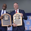 Fred McGriff, izquierda, y Scott Rolen, derecha, posan para las cámaras durante la ceremonia de ingreso al Salón de la Fama del Béisbol, el domingo 23 de julio de 2023, en el Clark Sports Center, en Cooperstown, Nueva York. (AP Foto/Bryan Bennett)