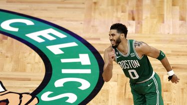Jayson Tatum, de los Celtics de Boston, recorre la cancha durante el quinto partido de la final de la Conferencia Este, ante el Heat de Miami, el jueves 25 de mayo de 2023 (AP Foto/Michael Dwyer).