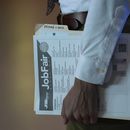 Una persona espera en una cola para un potencial empleador en una feria de empleos en Sunrise, Florida, el 29 de agosto del 2024. (Foto AP/Lynne Sladky)