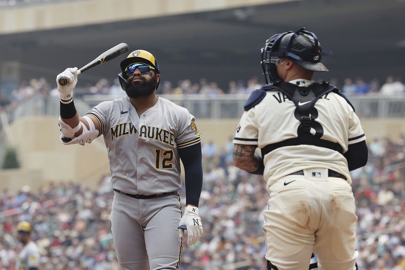 Jon Singleton (12), de los Cerveceros de Milwaukee, reacciona después de ser ponchado en la sexta entrada del juego de béisbol en contra de los Mellizos de Minnesota, el miércoles 14 de junio de 2023, en Minneapolis. Minnesota ganó 4-2. (AP Foto/Stacy Bengs)