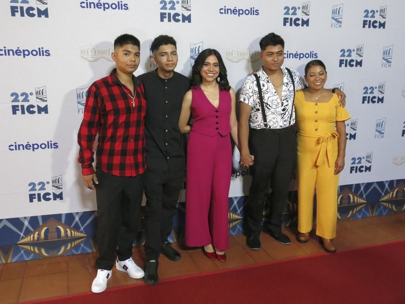 De izquierda a derecha los actores Juan Jesús Varela, Alexis Varela, Karla Garrido, Jairo Hernandez y Yadira Perez Esteban de la película Sujo posan para un retrato durante una conferencia de prensa en el Festival Internacional de Cine de Morelia el sábado 19 de octubre de 2024, en Morelia, México. (Foto AP/Berenice Bautista)