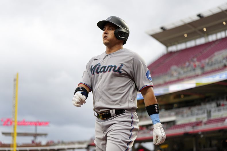 ARCHIVO - Foto del 7 de agosto del 2023, el venezolano Avisaíl García de los Marlins de Miami camino al dugout en el duelo ante los Rojos de Cincinnati. El martes 4 de junio del 2024, los Marlins dan de baja a García. (AP Foto/Jeff Dean, Archivo)