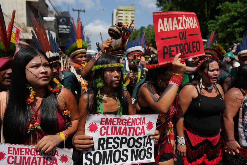 Activistas indígenas participan en una protesta climática durante la cumbre del clima de Naciones Unidas, o COP30, el 17 de noviembre de 2025, en Belém, Brasil. (AP Foto/Andre Penner)
