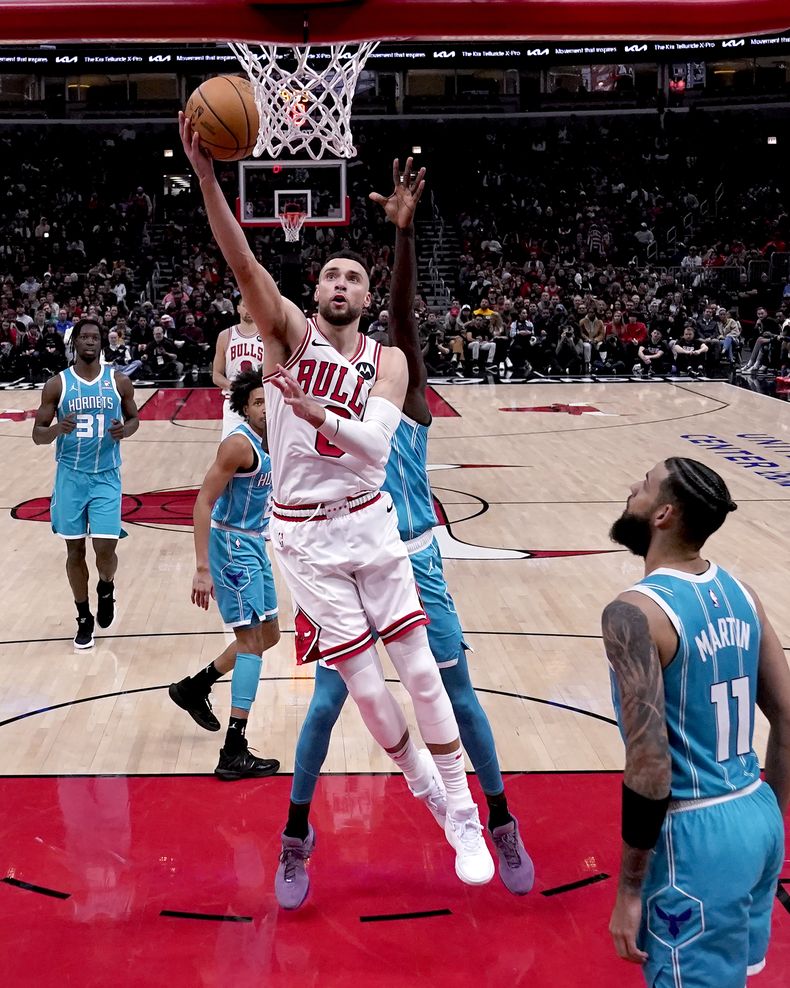 Zach LaVine, de los Bulls de Chicago, avanza a la cesta durante el encuentro del viernes 5 de enero de 2024, ante los Hornets de Charlotte (AP Foto/Charles Rex Arbogast)