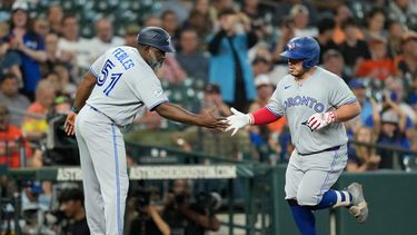 Alejandro Kirk, derecha, de los Azulejos de Toronto, celebra con el coach de tercera base, Carlos Febles (51), después de batear un jonrón en contra de los Astros de Houston durante la segunda entrada del juego de béisbol de Grandes Ligas, el lunes 3 de agosto de 2026, en Houston. (AP Foto/David J. Phillip)