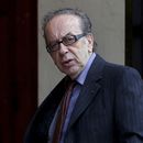 ARCHIVO - El novelista albanés Ismail Kadare llega a los Palacios Elíseos para recibir la medalla de la Legión de Honor de parte del presidente francés Francois Hollande, en París, el 30 de mayo de 2016. (AP Foto/Thibault Camus, archivo)