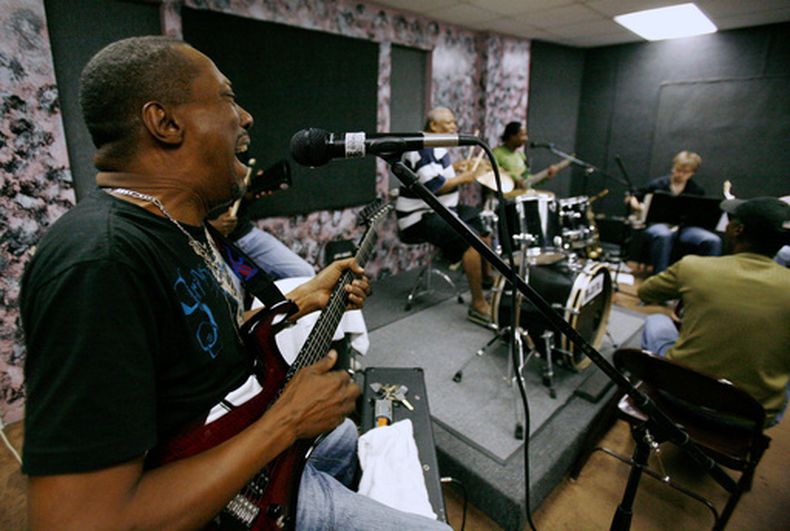 Andre Dadou Pasquet canta y toca la guitarra con la banda de compas Magnum, un apreciado género de música haitiana, durante un ensayo en North Miami, Florida, jueves 8 de mayo de 2008. (Foto AP/Lynne Sladky, Archivo)