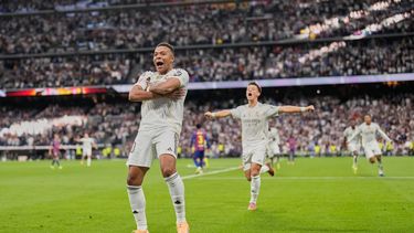 Kylian Mbappé del Real Madrid reacciona tras anotar en El Clásico ante el Barcelona en la liga española el domingo 26 de octubre del 2025. (AP Foto/Bernat Armangue)
