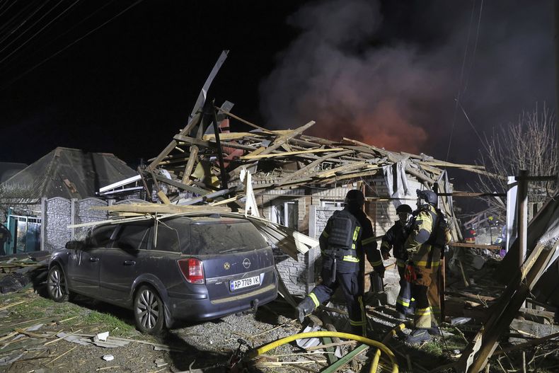 Un edificio destruido por un ataque ruso en Zaporiyia, Ucrania, el 21 de marzo del 2025. (Foto AP/Kateryna Klochko)