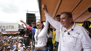 ARCHIVO - El candidato presidencial de la oposición venezolana Edmundo González y la líder opositora María Corina Machado saluda a sus seguidores en un acto político en Barinas, Venezuela, el 6 de julio de 2024. (AP Foto/Ariana Cubillos, Archivo)
