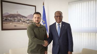 En esta imagen proporcionada por la oficina de prensa de la presidencia ucraniana, el presidente de Ucrania, Volodymyr Zelenskyy, a la izquierda, se reúne con el primer ministro de Cabo Verde, Ulisses Correia e Silva, en Cabo Verde, el sábado 9 de diciembre de 2023 en una escala en su viaje a Argentina para la asunción del recién elegido presidente Javier Milei. (Oficina de Prensa de la presidencia ucraniana via AP)