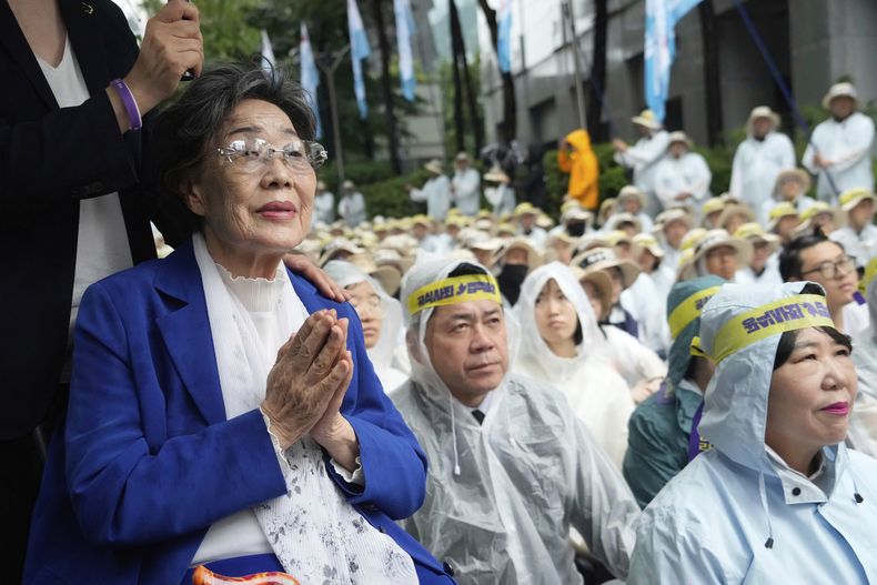 ARCHIVO - Lee Yong-soo, a la izquierda, que sufrió esclavitud sexual por parte de soldados japoneses durante la II Guerra Mundial, asiste a una marcha para reclamar al gobierno japonés compensación plena y una disculpa para las esclavas sexuales de la guerra, cerca de la embajada japonesa en Seúl, Corea del Sur, el 13 de agosto de 2025. (AP Foto/Ahn Young-joon, Archivo)