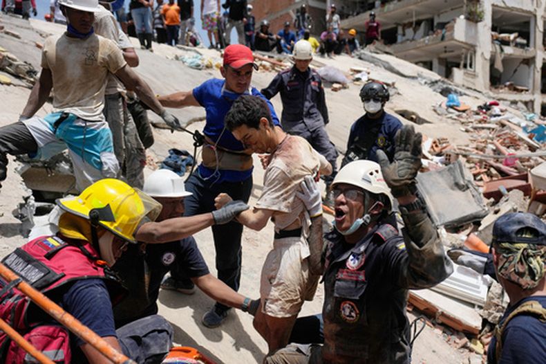 Rescatistas sacan a Daniel Cordero de entre los escombros de su casa en Catia la Mar, Venezuela, el viernes 26 de junio de 2026, dos días después de los sismos ocurridos en el país. (AP Foto/Fernando Vergara)