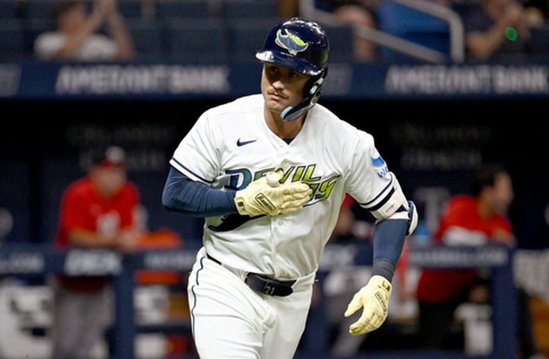 Jonny DeLuca, de los Rays de Tampa Bay, celebra mientras recorre las bases tras conectar un jonrón durante la octava entrada de un partido de béisbol contra los Nacionales de Washington, el viernes 19 de junio de 2026, en St. Petersburg, Florida. (Foto AP/Jason Behnken)