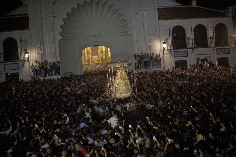Peregrinos llevan una estatua de la Virgen del Rocío en El Rocío, cerca de Almonte, en el sur de España, el 9 de junio del 2025 en el peregrinaje anual. (AP foto/Emilio Morenatti)