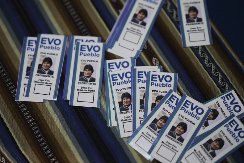 Pegatinas del expresidente boliviano Evo Morales, inhabilitado para competir en las próximas elecciones, están sobre una mesa en un centro de campaña en El Alto, Bolivia, el martes 12 de agosto de 2025. (AP Foto/Natacha Pisarenko)