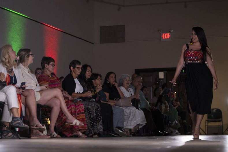 Una modelo luce una prenda durante un desfile de modas con textiles guatemaltecos, el viernes 12 de mayo de 2023, en Brownsville, Texas. Una diseñadora nacida en Guatemala combinó técnicas indígenas de tejido, diseño moderno de ropa y colorida historia de su país natal en una exhibición reciente en una pasarela de Texas. La presentación ofreció una muestra no sólo de la visión artística de Elena de León, sino un trabajo de madres guatemaltecas, incluidas algunas que viven en Estados Unidos y otras que se quedaron en su país para apoyar a sus familias. (AP Foto/Julio Cortez)