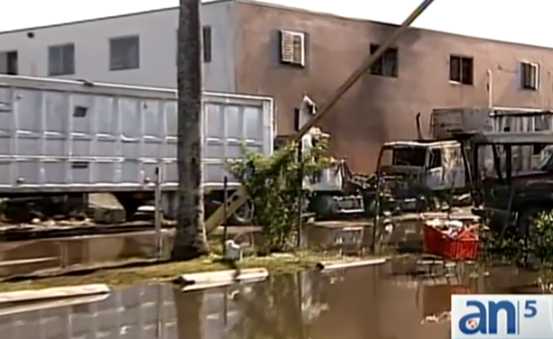 Un voraz incendio dejó esta madrugada dos camiones dañados y cuantiosas pérdidas en Hialeah.