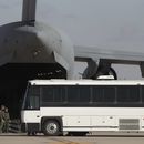 ARCHIVO – Un avión militar en espera de ser abordado por migrantes que viajaban en un autobús, en Fort Bliss en El Paso, Texas, el jueves 30 de enero de 2025, antes de deportarlos a Guatemala. (AP Foto/Christian Chavez, Archivo)