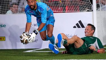 Vozinha, arquero caboverdiano, recoge un balón frente al exfutbolista mexicano Luis Hernández, durante un partido de exhibición disputado el 17 de julio de 2026 en Nueva York (AP Foto/Ashley Landis)