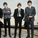ARCHIVO - Los Beatles, de izquierda a derecha, John Lennon, George Harrison, Ringo Starr y Paul McCartney aparecen en Liverpool, Inglaterra, el 10 de julio de 1964, para el estreno de su película A Hard Days Night. (Foto AP, archivo)