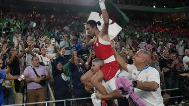 La boxeadora argelina Imane Khelif es llevada en hombros tras vencer a la china Yang Liu para ganar la medalla de oro en la categoría de los 66 kilogramos de los Juegos Olímpicos, el viernes 9 de agosto de 2024, en París (AP Foto/Ariana Cubillos)