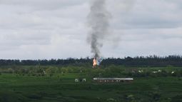 Incendio y humo salen tras un impacto de artillería cerca de Bájmut, una ciudad oriental donde se libran duras batallas entre fuerzas rusas y ucranianas en la región de Donetsk, Ucrania el sábado 29 de abril de 2023. (AP Foto/Libkos)