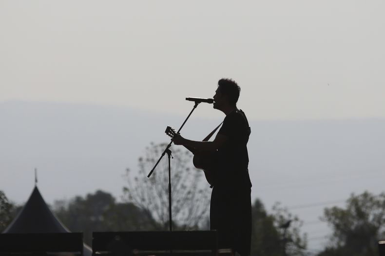 El músico mexicano Meme del Real durante su presentación en el festival AXE Ceremonia en el Parque Bicentenario en la Ciudad de México el sábado 5 de abril de 2025. (Foto AP/Ginnette Riquelme)
