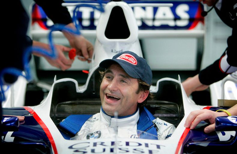 ARCHIVO - Foto del 23 de noviembre del 2006, el dos veces campeón de la CART, Alex Zanardi, quien perdió ambas piernas en un accidente de auto, sonríe al conducir su auto modificado BMW-Sauber C24-B al convertirse en el primer atleta con doble amputación en conducir un auto de prueba de la F1 en Valencia, España. (AP Foto/Fernando Bustamante, Archivo)