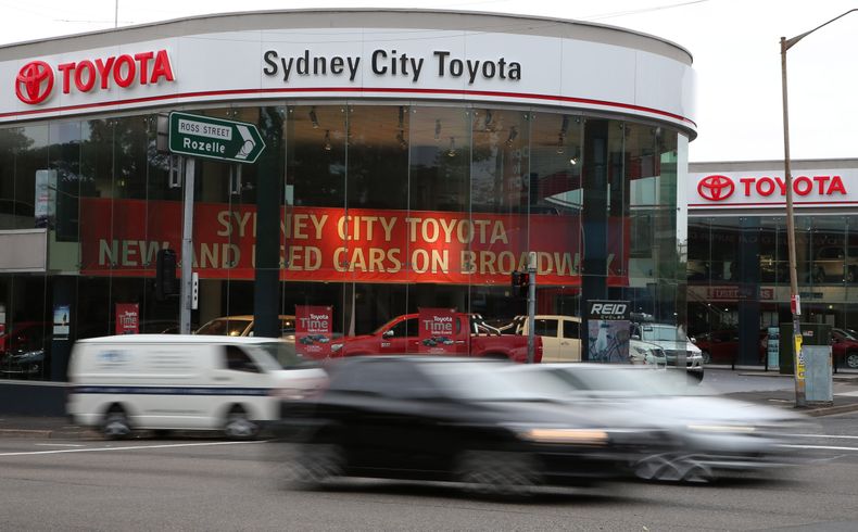 Diversos veh&iacute;culos transitan frente a un concesionario de Toyota en Sydney, Australia, el lunes 10 de febrero de 2014. Toyota anunci&oacute; el mi&eacute;rcoles 12 de febrero que ha pedido a clientes le devuelvan 1,9 millones de veh&iacute;culos de