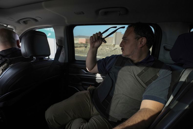 El fiscal Mario Carrera, con chaleco antibalas, observa el paisaje de Cerro Chuño, un bastión de Los Gallegos, una filial de la pandilla del Tren de Aragua en el norte de Chile, el domingo 8 de junio de 2025, en Arica, Chile. (AP Foto/Esteban Felix)