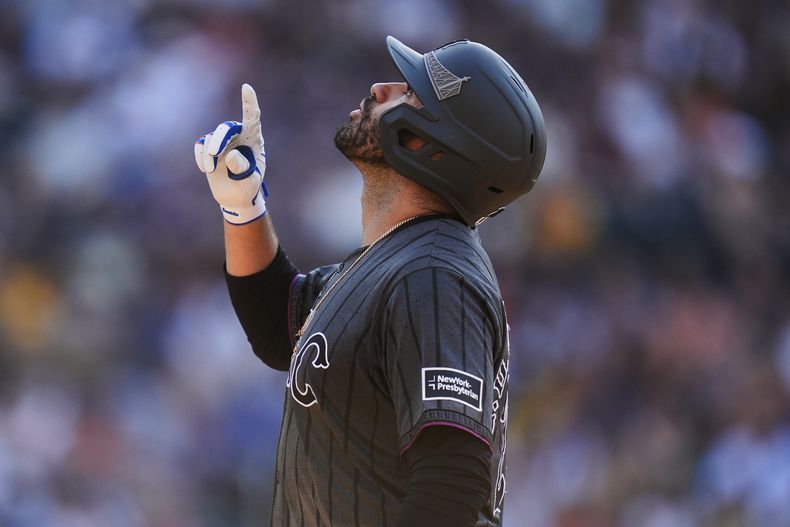 J.D. Martínez de los Mets de Nueva York reacciona tras batear un sencillo ante los Padres de San Diego, el sábado 15 de junio de 2024, en Nueva York. (AP Foto/Julia Nikhinson)