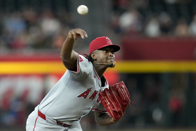 El dominicano José Soriano, abridor de los Angelinos de Los Ángeles, hace un lanzamiento en el encuentro del miércoles 12 de junio de 2024 ante los Diamondbacks de Arizona (AP Foto/Ross D. Franklin)